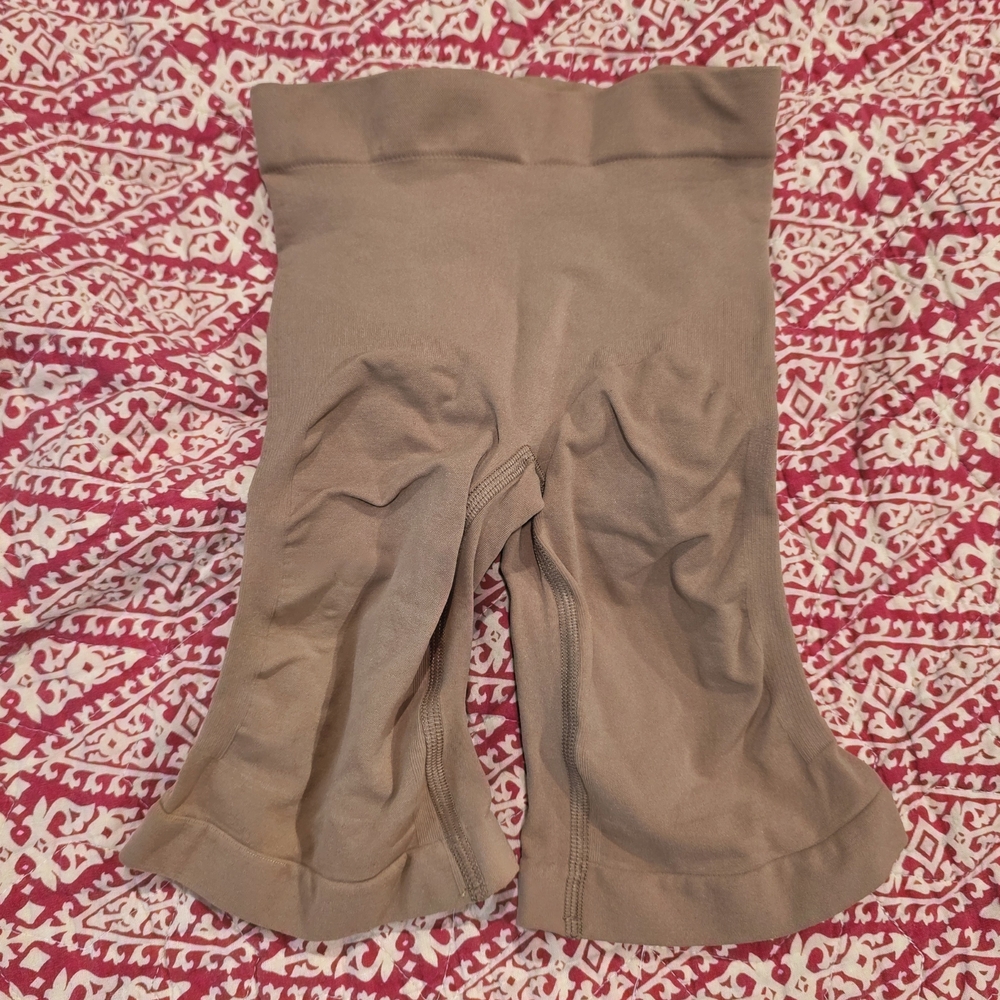 SKIMS SCULPTING SHORT MID THIGH